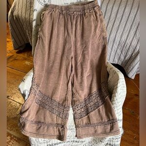 Size M Oli and Hali cropped wide leg flowy pants.